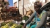 Ndella Pouye, vendeuse de légumes, à Dakar, le 7 mars 2019. (VOA/Seydina Aba Gueye)