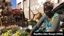 Ndella Pouye, vendeuse de légumes, à Dakar, le 7 mars 2019. (VOA/Seydina Aba Gueye)