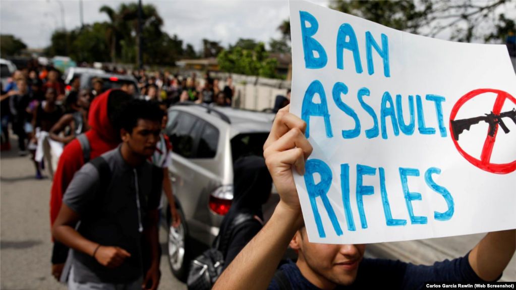 FOTO DEL ARCHIVO: Estudiantes de South Plantation High School llevando pancartas y gritando consignas caminan en la calle durante una protesta en apoyo del control de armas, después de un tiroteo masivo en Marjory Stoneman Douglas High School, en Plantati.
