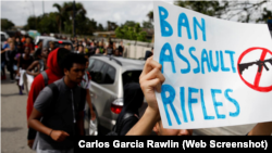 FOTO DEL ARCHIVO: Estudiantes de South Plantation High School llevando pancartas y gritando consignas caminan en la calle durante una protesta en apoyo del control de armas, después de un tiroteo masivo en Marjory Stoneman Douglas High School, en Plantati.