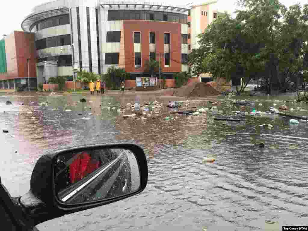 Le centre-ville de Kinshasa sous les eaux, le 4 janvier 2017. (VOA/TopCongo)