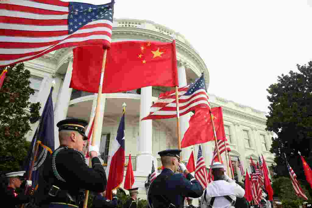 Penjaga kehormatan militer menunggu kedatangan Presiden Barack Obama dan Presiden China Xi Jinping untuk upacara penyambutan kenegaraan di Halaman Selatan atau South Lawn, Gedung Putih di Washington.