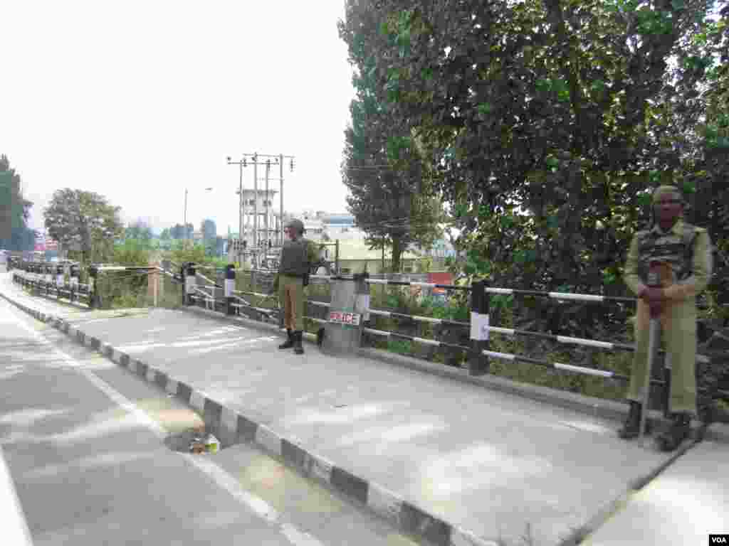 Security forces stationed on Srinagar bridge, Indian Kashmir. (Aru Pande/VOA) 