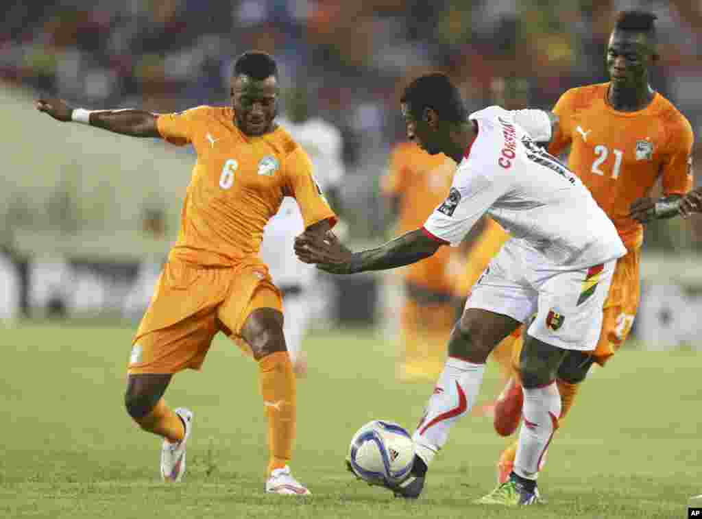 Cheick Kader dela Côte-d&#39;Ivoire, à gauche, se disputent la balle avec Kevin Constant de la Guinée au cours du match de la Coupe d&#39;Afrique des Nations, groupe D, au stade de Malabo, Guinée équatoriale, mardi 20 janvier 2015.