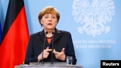 Kanselir Jerman Angela Merkel dalam jumpa pers setelah bertemu Perdana Menteri Polandia Donald Tusk di Warsawa (12/3). (Reuters/Kacper Pempel)