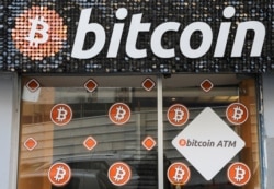 Một máy rút tiền từ Bitcoin ở Marseille, Pháp, tháng 2/2021.
