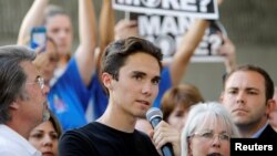 David Hogg appelle à plus de contrôle sur les armes lors d'un rassemblement à Fort Lauderdale en Floride le 17 février 2018. 