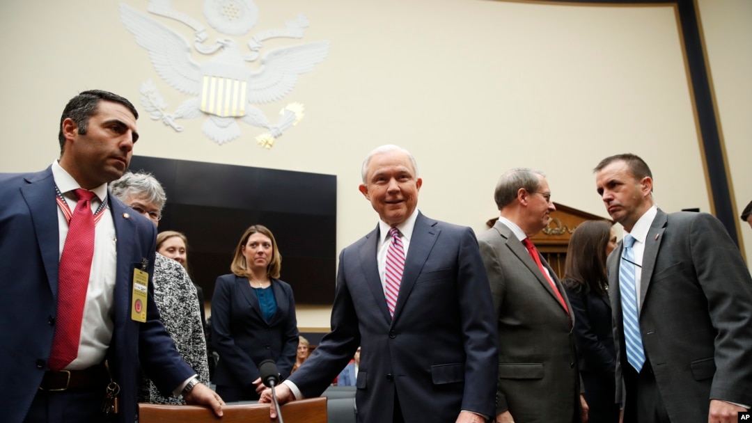Minis Jistis Jeff Sessions pandan li tap rive devan Komisyon Afè Jiridik Chanm Depite a nan Washington DC, nan kòmansman jounen madi 14 novanm 2017 la.