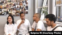 Presiden Jokowi singgah ke kedai kopi di daerah Cipete, Jakarta (2/7).