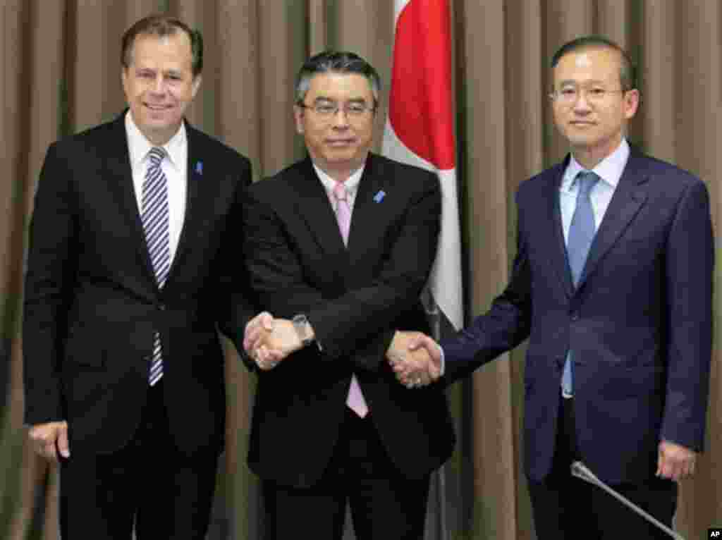 17일 일본 도쿄에서는 글린 데이비스 미 대북정책특별대표, 스기야마 신스케 일 외무성 아시아대양주국장, 임성남 한국 외교통상부 한반도평화교섭본부장 등 미&middot;한&middot;일 3국 6자회담 수석대표들이 만나, 대북 공조 방침을 거듭 확인했다. 데이비스 특별대표는 이어 18일 서울을 방문하고, 북한이 도발한다면 큰 역효과를 야기할거라고 경고했다.