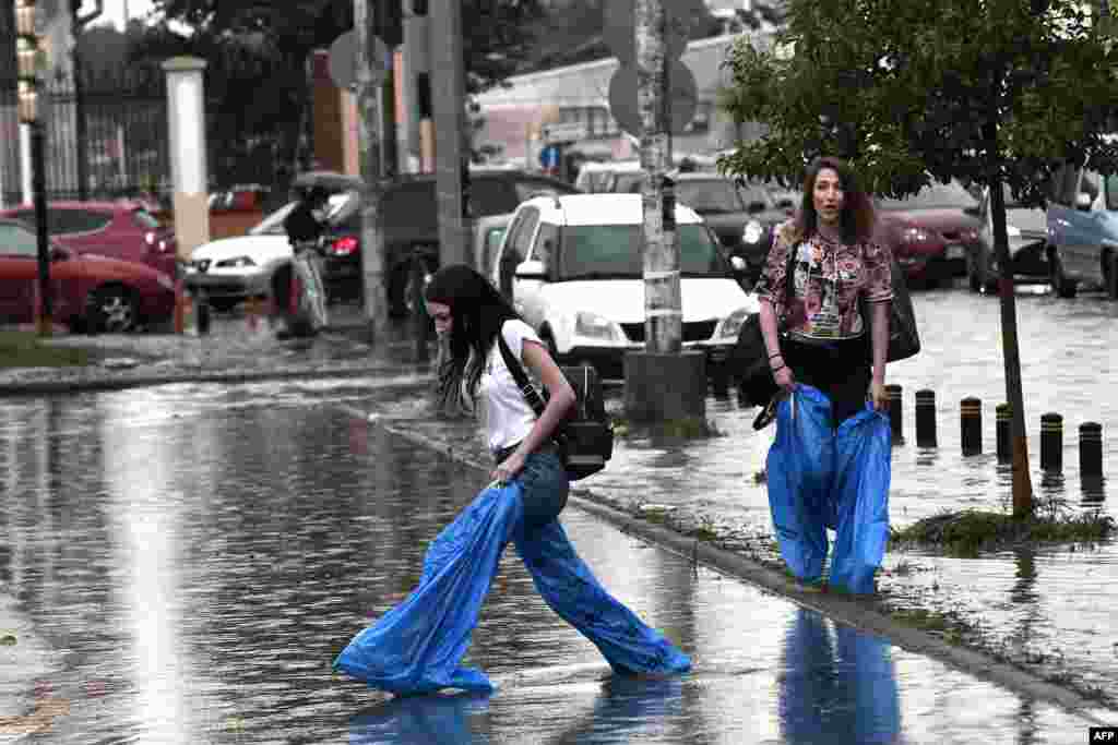 &nbsp;خیابان های آب گرفته به دلیل بارش شدید باران در&nbsp; شهر تسالونیکی یونان. عابرین به ناچار برای عبور از این خیابان ها کیسه های آشغال بزرگ می پوشند تا پاهایشان خیس نشود. &nbsp;