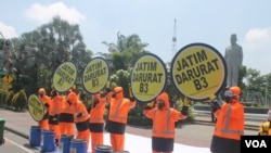 Aksi seruan Jawa Timur Darurat B3 di depan gedung negara Grahadi, Kamis, 7 Januari 2016. (VOA/Petrus)