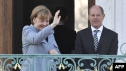 La chancelière allemande Angela Merkel et le ministre des Finances Olaf Scholz après une rencontre avec le secrétaire général de l'OTAN, Jens Stoltenberg, à Meseberg, le 10 avril 2018.