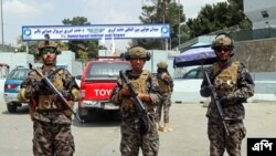 কাবুল থেকে যুক্তরাষ্ট্রের সেনা সরিয়ে নেয়ার পর হামিদ কারজাই বিমানবন্দরের সামনে পাহারায় তালিবান নিরাপত্তা বাহিনীর সদস্যরা। ফাইলে ফটো- এপি