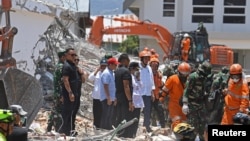 Presiden Joko Widodo mengawasi proses evakuasi korban dekat puing-puing Hotel Roa-Roa setelah gempa kuat di Palu, Sulawesi Tengah, 3 Oktober 2018.