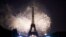 14/7: Tháp Eiffel sáng rực tại Paris trong buổi bắn pháo bông mừng Lễ Bastille, Ngày Quốc Khánh Pháp.