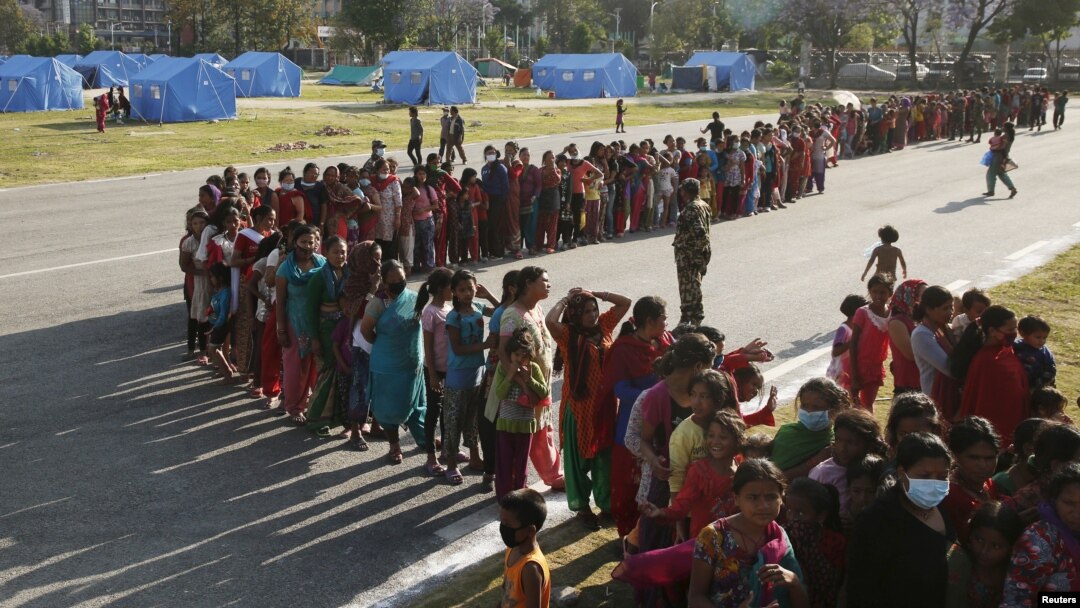Para penyintas gempa bumi di Kathmandu, Nepal, antri untuk memperoleh bantuan makanan, 5 Mei 2015 (Foto: REUTERS/Olivia Harris)