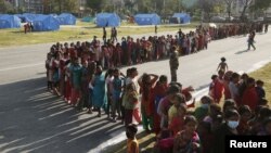 Para penyintas gempa bumi di Kathmandu, Nepal, antri untuk memperoleh bantuan makanan, 5 Mei 2015 (Foto: REUTERS/Olivia Harris)