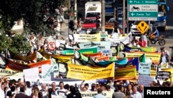 Médicos brasileños y estudiantes de Medicina protetan la contratación de médicos extranjeros en Brasil.