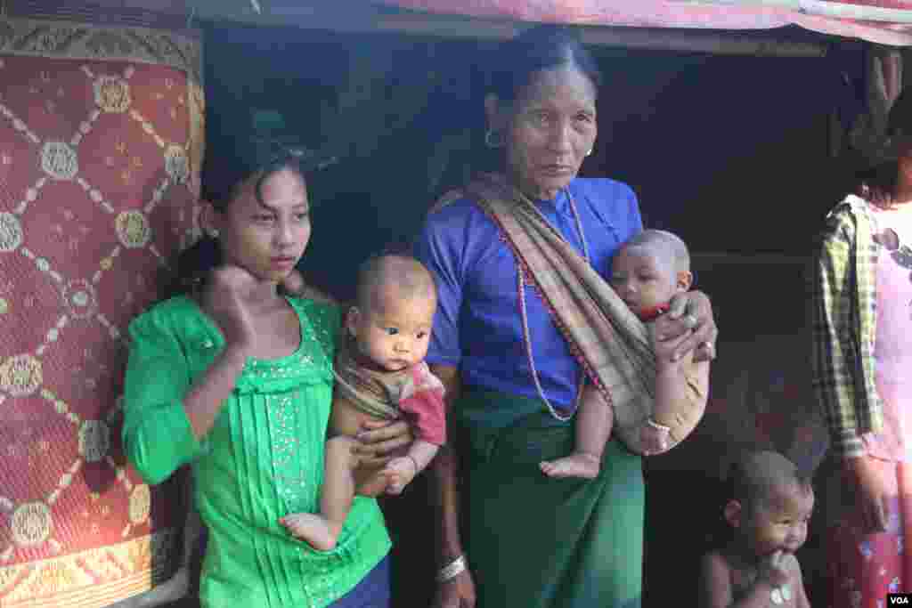 အထက်မြတ်လှဲ စစ်ရှောင်စခန်းရှိ မိသားစုတစု