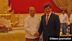 Menlu Turki Ahmet Davutoglu (kanan) saat melawat ke Burma menemui presiden Thein Sein di Naypyitaw (Foto: Website Presiden Burma, 9 Agustus 2012)