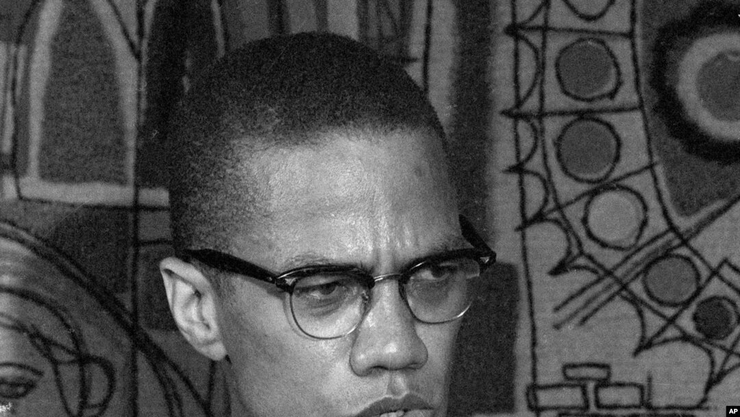 Malcolm X berbicara pada pers di Park Sheraton Hotel di New York, 12 Maret 1964. (Foto: dok.)