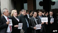 Poslanici i aktivisti Srpske radikalne stranke drže transparente na kojima je piše "generale izdrži" ispred Palate pravde gde je danas održano sudjenje Bosiljki Mladić
