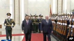 Kineski predsednik Ši Đinping i beloruski predsednik Aleksandar Lukašenko prolaze pored počasne garde u Pekingu, 1. marta 2023. Foto: CCTV/AP