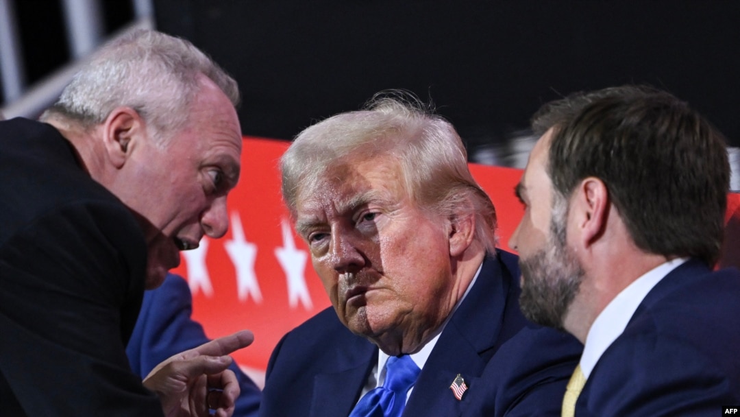 Lider većine u Predstavničkom domu SAD-a Steve Scalise, lijevo, razgovara s bivšim predsjednikom Donaldom Trumpom i republikanskim potpredsjedničkim kandidatom J. D. Vanceom tokom drugog dana Republikanske nacionalne konvencije 2024.u Milwaukeeju, Wisconsin, 16. jula 2024.