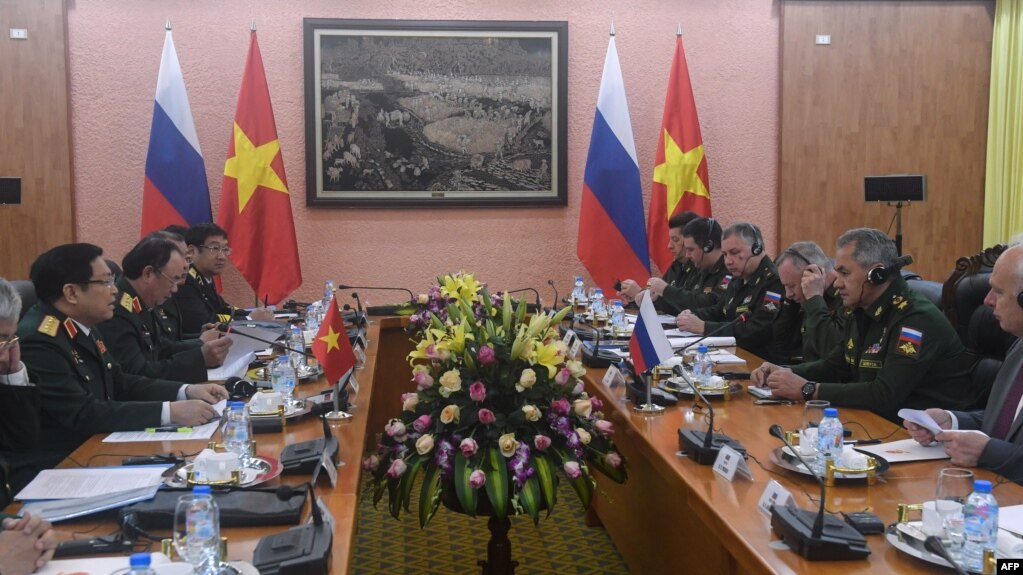 FILE - Vietnamese Defense Minister Ngo Xuan Lich (2nd L) talks to his Russian counterpart Sergei Shoigu (2nd R) during their meeting at the Ministry of Defense in Hanoi, Vietnam, Jan. 23, 2018. 