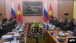 FILE - Vietnamese Defense Minister Ngo Xuan Lich (2nd L) talks to his Russian counterpart Sergei Shoigu (2nd R) during their meeting at the Ministry of Defense in Hanoi, Vietnam, Jan. 23, 2018. 