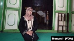 Shinta Ratri duduk di bagian teras (depan) dari rumahnya yang selama ini dijadikan pesantren waria Al Fatah dimana para waria belajar tentang agama Islam (Foto: VOA/Munarsih)