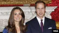 Pangeran William dan tunangannya, Kate Middleton berpose di Istana St. James, London