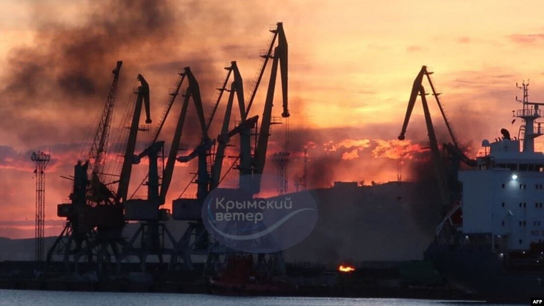Fotografija oštećenog ruskog broda na Krimu (Foto: Handout / Telegram / @VentdeCrimee / AFP) 