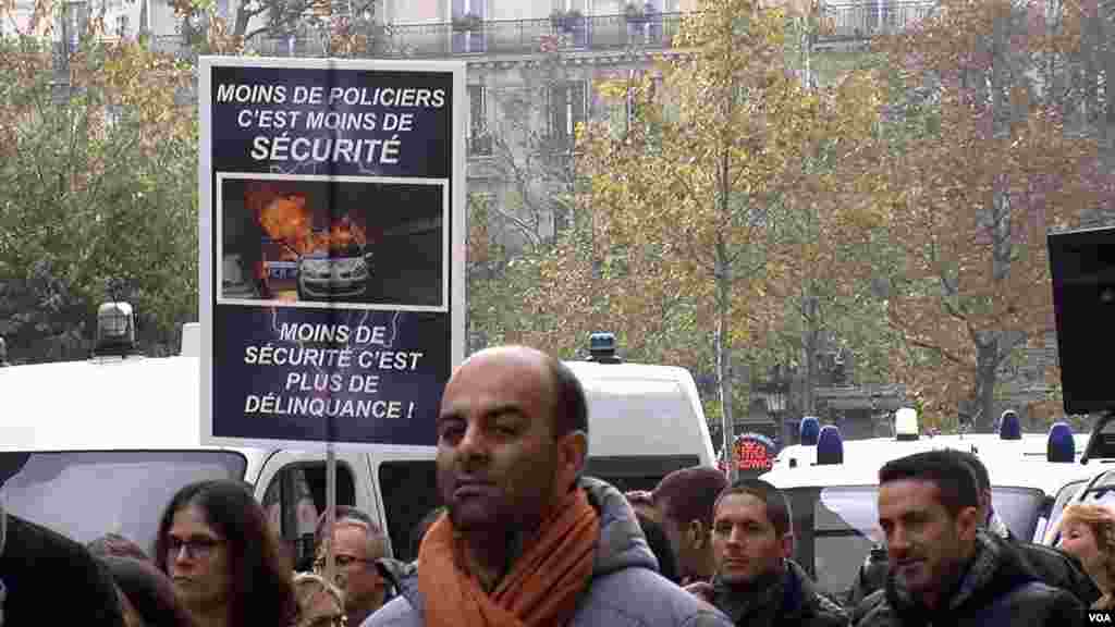 Polisi berdemonstrasi di Paris dengan membawa poster, salah satunya bertuliskan &quot;Lebih sedikit polisi berarti berkurangnya keamanan&quot; (26/10). (VOA/L. Bryant)