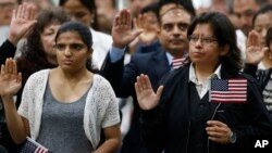 FILE - Immigrants take the citizenship oath during naturalization ceremonies at a U.S. Citizenship and Immigration Services ceremony in Los Angeles, California, Sept. 20, 2017. In the 2019 fiscal year, the U.S. will limit refugee admissions to 30,000.
