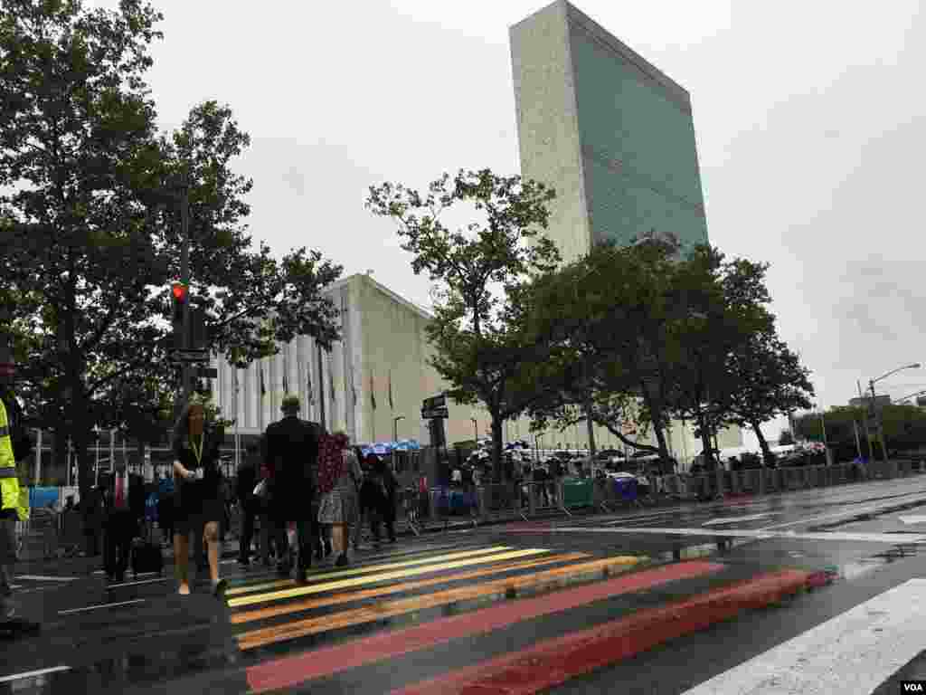 این خط پیاده روی منتهی به مقر سازمان ملل متحد به نشان دفاع از حقوق همجنسگرایان رنگارنگ شده است