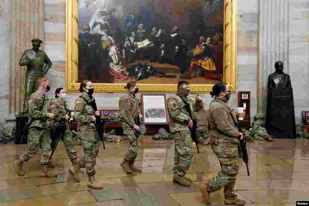 Las fuerzas de la Guardia Nacional se despliegan por los salones del Capitolio. 13 de enero de 2021.