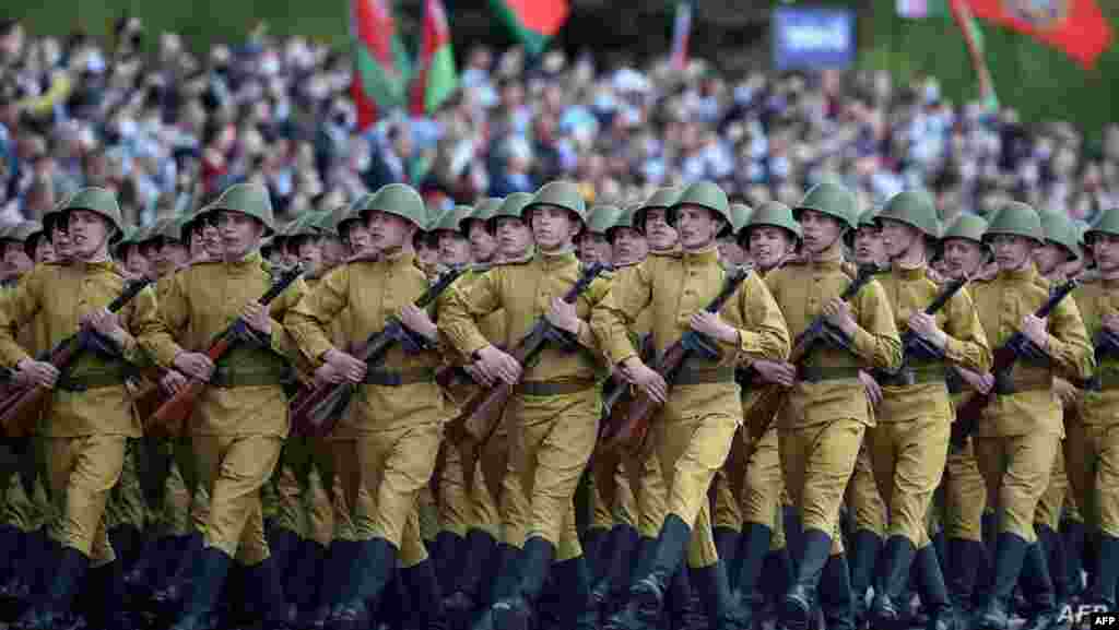 제2차 세계대전 승전 75주년을 맞아 벨라루스 민스크에서 군사 퍼레이드가 열리고 있다. 