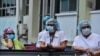 Las enfermeras se unen a los médicos del Hospital Escolar en protesta por sus condiciones laborales y exigen equipo de protección personal para evitar ser contagiados por el nuevo coronavirus COVID-19, en Tegucigalpa el 13 de abril de 2020.