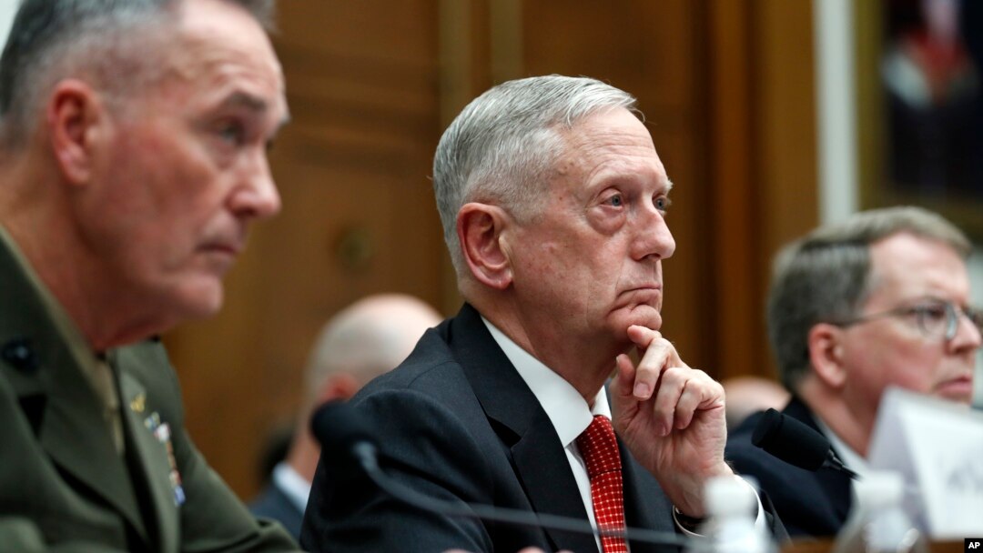 AQSh Mudofaa vaziri Jeyms Mattis (o'rtada)