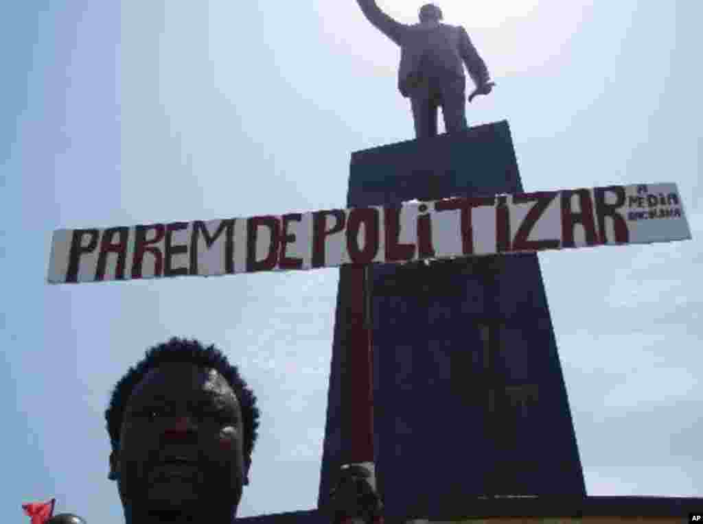 Faixa expressa uma opinião em frente à estátua de Agostinho Neto, durante a manifestação na Praça da Independência, em Luanda (2 de Abril de 2011) Foto de Alexandre Neto / VOA