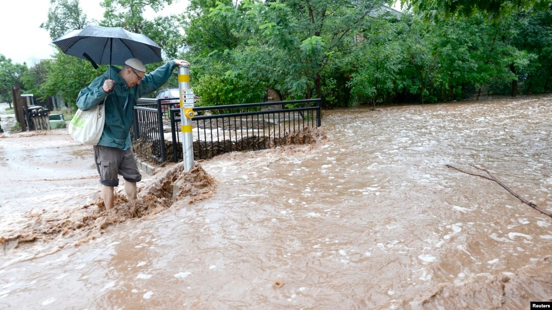Nước lũ ngập trên đường phố từ những trận mưa lớn ở Boulder, Colorado.