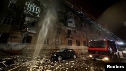 Los bomberos trabajan en el lugar de un edificio de apartamentos alcanzado por un ataque con drones rusos, en medio del ataque de Rusia a Ucrania, en Kharkiv, Ucrania, el 2 de marzo de 2025. REUTERS/Sofiia Gatilova.