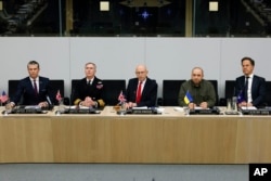 Dari kiri: Menhan AS Pete Hegseth, Kepala Pertahanan Inggris Laksamana Sir Tony Radakin, Menhan Inggris John Healey, Menhan Ukraina Rustem Umerov, dan Sekjen NATO Mark Rutte di Brussel, Rabu, 12 Februari 2025.