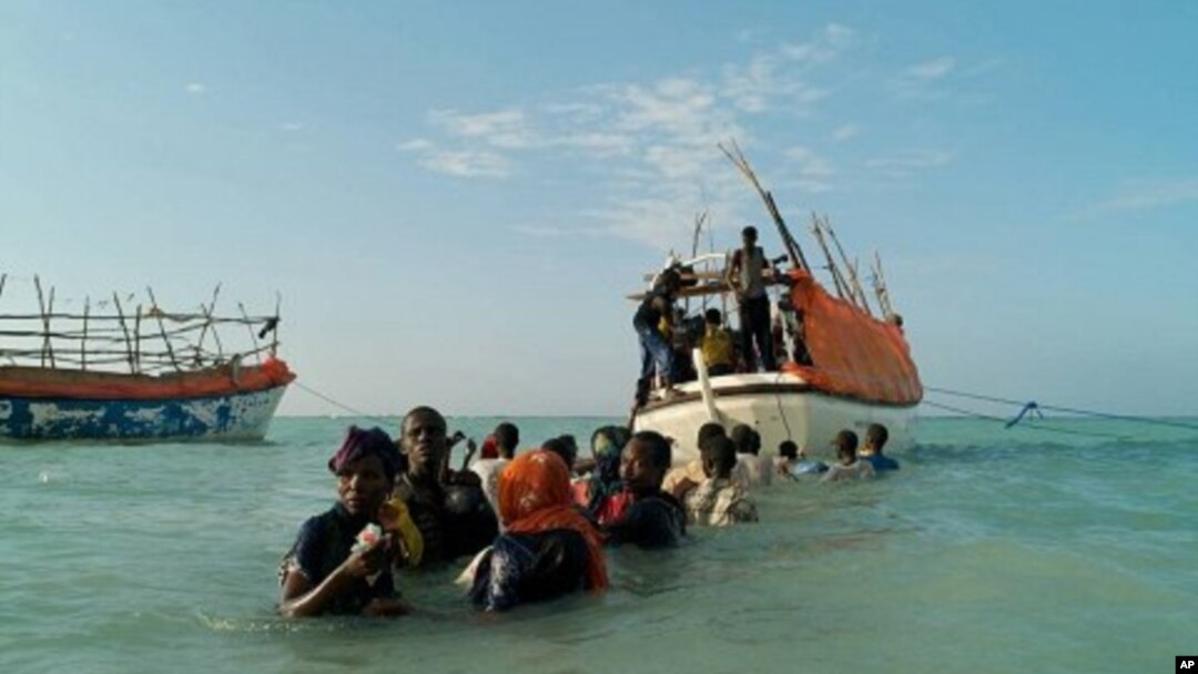 Para pengungsi Somalia meninggalkan keluarga mereka di pantai Shimbiro menuju Yaman dengan menggunakan perahu kecil (Foto: dok). Sedikitnya 55 orang dinyatakan tewas saat perahu yang mereka tumpangi kandas di lepas pantai Somalia, Selasa (18/12).