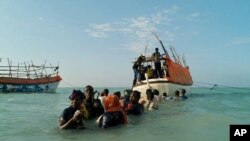 Para pengungsi Somalia meninggalkan keluarga mereka di pantai Shimbiro menuju Yaman dengan menggunakan perahu kecil (Foto: dok). Sedikitnya 55 orang dinyatakan tewas saat perahu yang mereka tumpangi kandas di lepas pantai Somalia, Selasa (18/12).