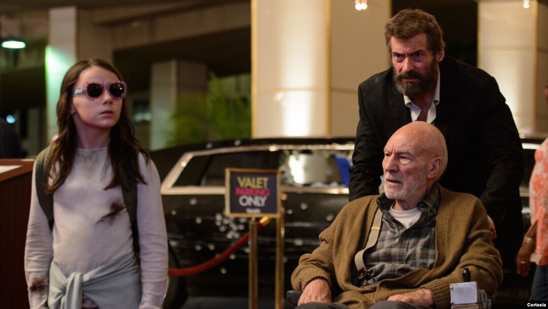 Dafne Keen (kiri), Patrick Stewart dan Hugh Jakcman dalam film Logan.