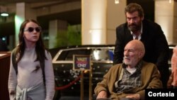 Dafne Keen (kiri), Patrick Stewart dan Hugh Jakcman dalam film Logan.