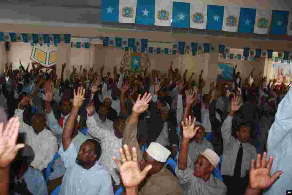 Baarlamaanka oo codkooda dhiibanaya